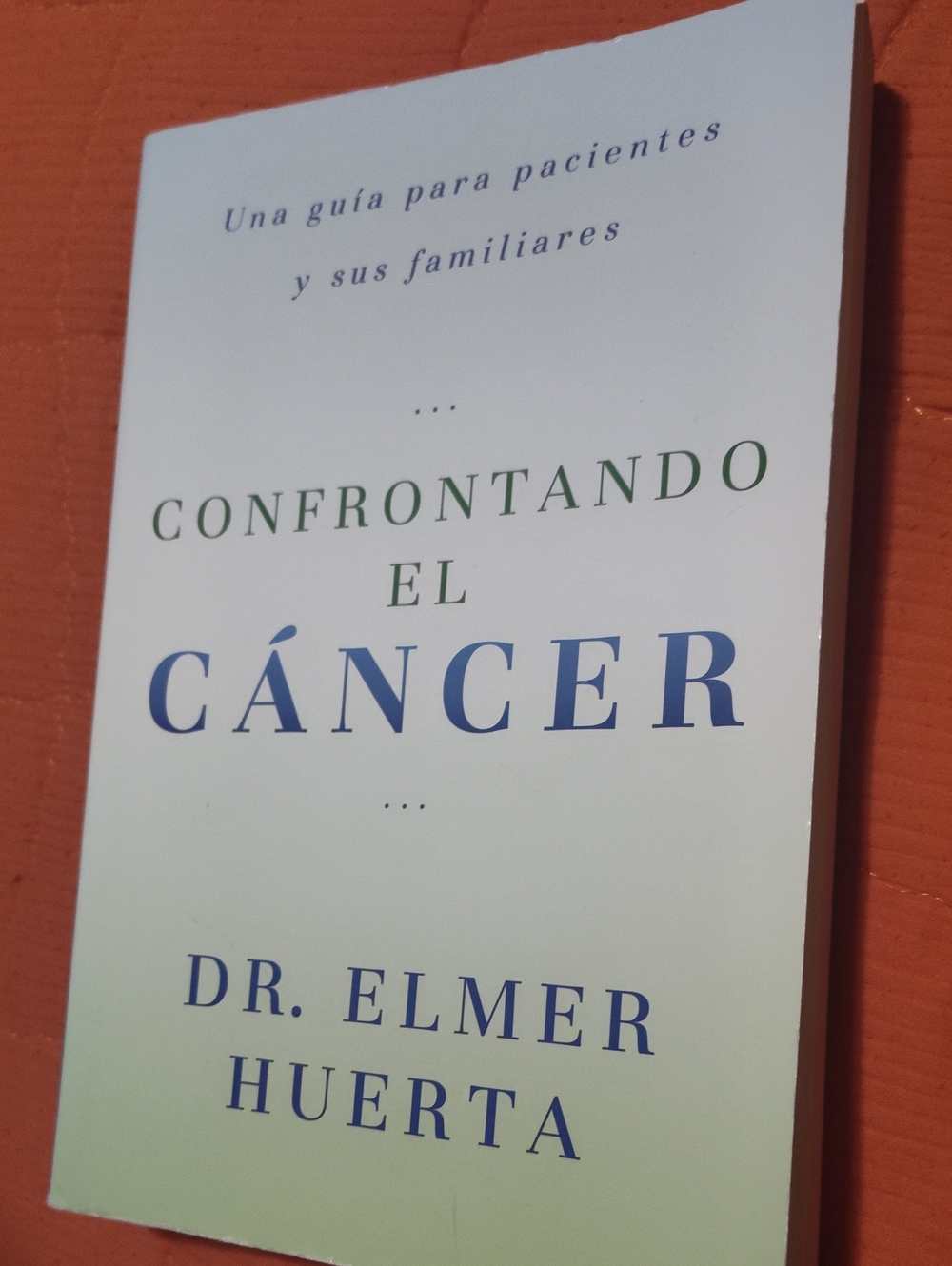 Confrontando el Cáncer by Dr. Elmer Huerta - White & Light Green Paperback